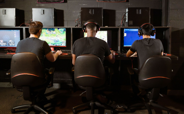 How Content Creators Leverage the Hype of Competitive Esports